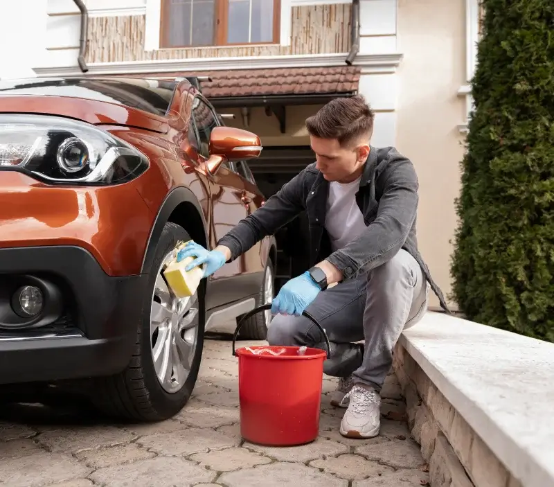 Lavage auto à domicile Soulaines-sur-Aubance : professionnel intervenant sur un véhicule